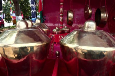 Gamelan Endonezya Java ve Bali geleneksel topluluk müzik, ağırlıklı olarak vurmalı çalgılar oluşur. Kullanılan en yaygın enstrümanlar tokmaklar tarafından çalınan metallofonlar ve kendang adı verilen bir dizi elle çalınan davullardır.
