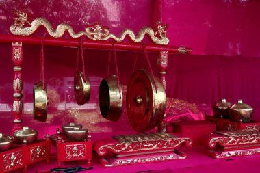  çalınmaya hazır gamelan enstrümanları bir dizi