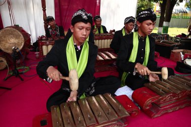 Batang,Central Java/Indonesia - 08 Nisan 2019 : Gamelan oyuncuları bir performansta