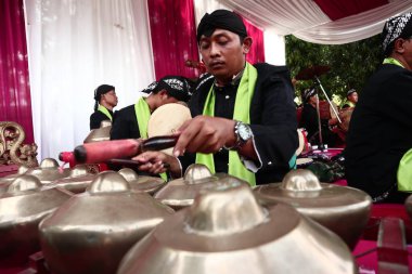 Batang,Central Java/Indonesia - 08 Nisan 2019 : Gamelan oyuncuları bir performansta
