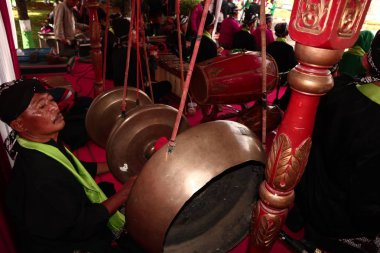 Batang,Central Java/Indonesia - 08 Nisan 2019 : Gamelan oyuncuları bir performansta