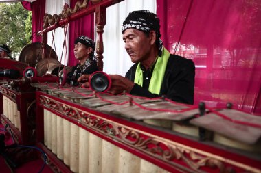 Batang,Central Java/Indonesia - 08 Nisan 2019 : Gamelan oyuncuları bir performansta