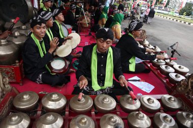 Batang,Central Java/Indonesia - 08 Nisan 2019 : Gamelan oyuncuları bir performansta