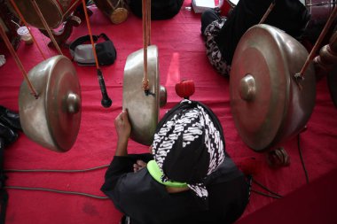 Batang,Central Java/Indonesia - 08 Nisan 2019 : Gamelan oyuncuları bir performansta