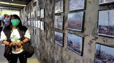 Yogyakarta, Endonezya - 3 Kasım 2015 : Geologi Müzesi Java'daki Merapi Dağı Patlamasından Yıkıcı Eserler Sergiliyor/Sergisi 