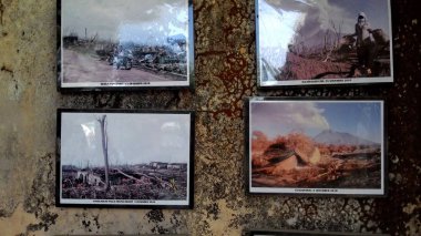 Yogyakarta, Endonezya - 3 Kasım 2015 : Geologi Müzesi Java'daki Merapi Dağı Patlamasından Yıkıcı Eserler Sergiliyor/Sergisi 