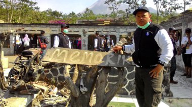 Yogyakarta, Endonezya - 3 Kasım 2015 : Geologi Müzesi Java'daki Merapi Dağı Patlamasından Yıkıcı Eserler Sergiliyor/Sergisi 