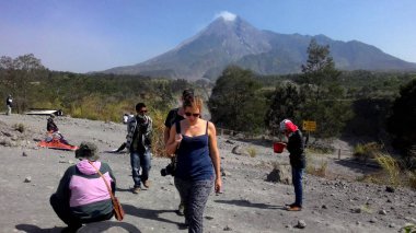 Yogyakarta, Endonezya - 3 Kasım 2015 : Geologi Müzesi Java'daki Merapi Dağı Patlamasından Yıkıcı Eserler Sergiliyor/Sergisi 
