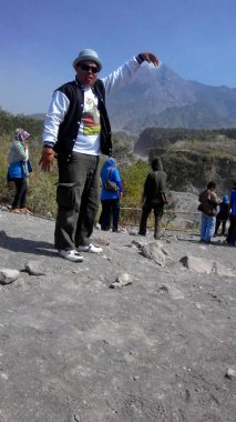 Yogyakarta, Endonezya - 3 Kasım 2015 : Geologi Müzesi Java'daki Merapi Dağı Patlamasından Yıkıcı Eserler Sergiliyor/Sergisi 