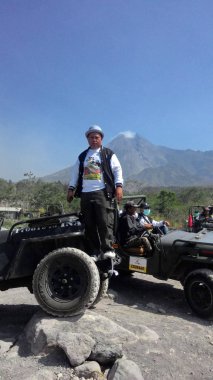 Yogyakarta, Endonezya - 3 Kasım 2015 : Geologi Müzesi Java'daki Merapi Dağı Patlamasından Yıkıcı Eserler Sergiliyor/Sergisi 