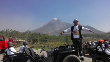 Yogyakarta, Endonezya - 3 Kasım 2015 : Geologi Müzesi Java'daki Merapi Dağı Patlamasından Yıkıcı Eserler Sergiliyor/Sergisi 