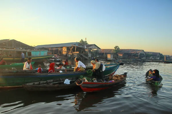 Bahari Barito folyó úszó piac reggel, tele arannyal a napfelkeltét — Stock Fotó