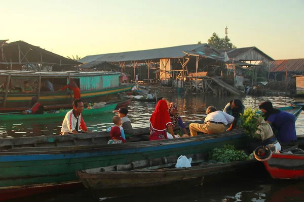 Bahari Barito folyó úszó piac reggel, tele arannyal a napfelkeltét — Stock Fotó