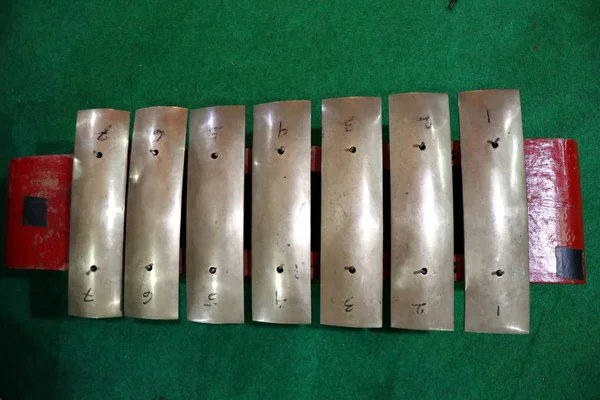 Un conjunto de instrumentos gamelan listos para ser tocados —  Fotos de Stock