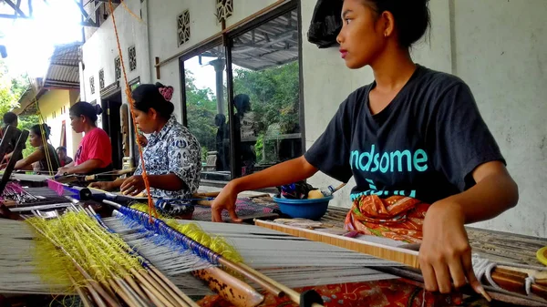 Lombok Batı Nusa Tenggara Endonezya Geleneksel Dokuma Tezgahları Kullanarak Kumaş — Stok fotoğraf