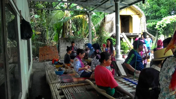 Local Residents Lombok While Knitting Fabrics Using Traditional Looms Lombok — Stock Photo, Image