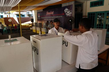 Batang,Central Java/Indonesia - 27 Mart 2019 : Genel seçimlerde engelli bir vücuda sahip seçmenler, seçim organizatörlerinden özel muamele görüyor