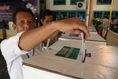 Batang,Central Java/Indonesia - 27 Mart 2019 : Genel seçimlerde engelli bir vücuda sahip seçmenler, seçim organizatörlerinden özel muamele görüyor