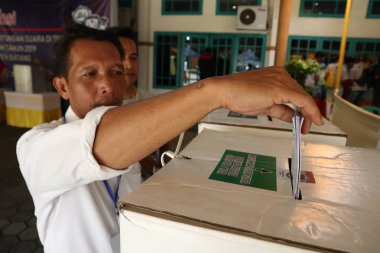 Batang,Central Java/Indonesia - 27 Mart 2019 : Genel seçimlerde engelli bir vücuda sahip seçmenler, seçim organizatörlerinden özel muamele görüyor