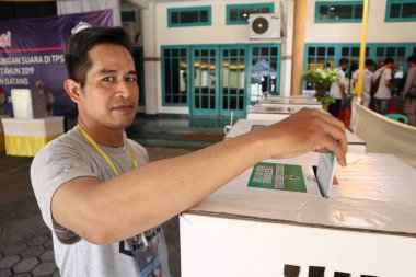 Batang,Central Java/Indonesia - 27 Mart 2019 : Genel seçimlerde engelli bir vücuda sahip seçmenler, seçim organizatörlerinden özel muamele görüyor
