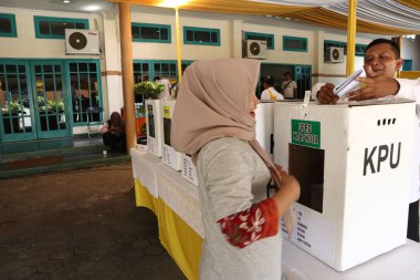 Batang,Central Java/Indonesia - 27 Mart 2019 : Genel seçimlerde engelli bir vücuda sahip seçmenler, seçim organizatörlerinden özel muamele görüyor