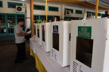 Batang,Central Java/Indonesia - 27 Mart 2019 : Genel seçimlerde engelli bir vücuda sahip seçmenler, seçim organizatörlerinden özel muamele görüyor