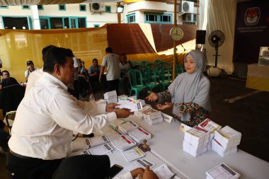 Batang,Central Java/Indonesia - 27 Mart 2019 : Genel seçimlerde engelli bir vücuda sahip seçmenler, seçim organizatörlerinden özel muamele görüyor