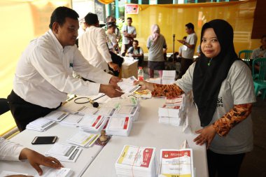 Batang,Central Java/Indonesia - 27 Mart 2019 : Genel seçimlerde engelli bir vücuda sahip seçmenler, seçim organizatörlerinden özel muamele görüyor
