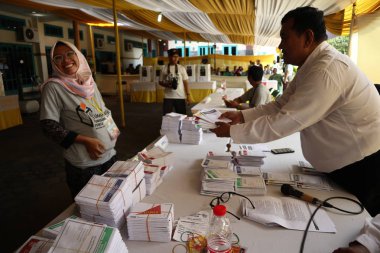 Batang,Central Java/Indonesia - 27 Mart 2019 : Genel seçimlerde engelli bir vücuda sahip seçmenler, seçim organizatörlerinden özel muamele görüyor