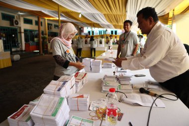 Batang,Central Java/Indonesia - 27 Mart 2019 : Genel seçimlerde engelli bir vücuda sahip seçmenler, seçim organizatörlerinden özel muamele görüyor