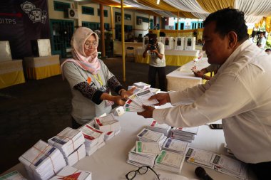 Batang,Central Java/Indonesia - 27 Mart 2019 : Genel seçimlerde engelli bir vücuda sahip seçmenler, seçim organizatörlerinden özel muamele görüyor