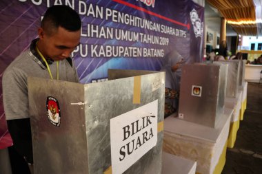 Batang,Central Java/Indonesia - 27 Mart 2019 : Genel seçimlerde engelli bir vücuda sahip seçmenler, seçim organizatörlerinden özel muamele görüyor