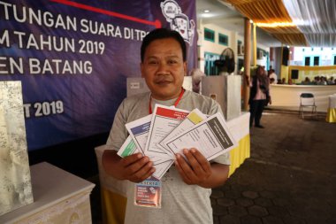 Batang,Central Java/Indonesia - 27 Mart 2019 : Genel seçimlerde engelli bir vücuda sahip seçmenler, seçim organizatörlerinden özel muamele görüyor