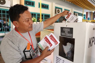 Batang,Central Java/Indonesia - 27 Mart 2019 : Genel seçimlerde engelli bir vücuda sahip seçmenler, seçim organizatörlerinden özel muamele görüyor
