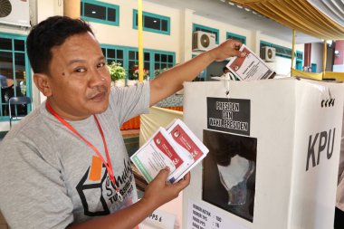 Batang,Central Java/Indonesia - 27 Mart 2019 : Genel seçimlerde engelli bir vücuda sahip seçmenler, seçim organizatörlerinden özel muamele görüyor