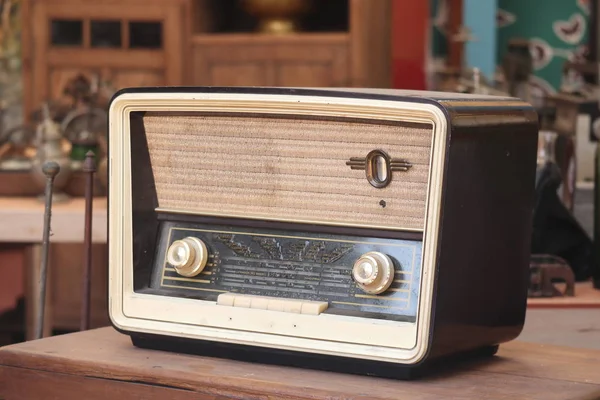 시대의 라디오는 좋아하는 도구가되었다 과거에 바람직하다 시대의 유일한 엔터테인먼트 사회는 — 스톡 사진