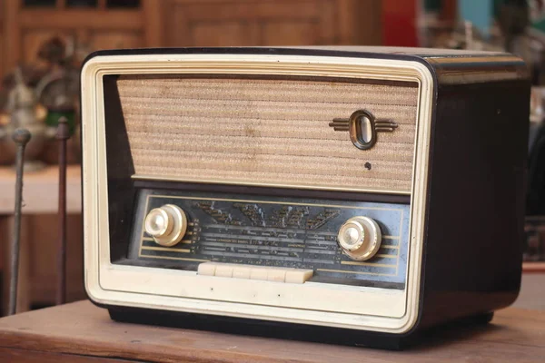 시대의 라디오는 좋아하는 도구가되었다 과거에 바람직하다 시대의 유일한 엔터테인먼트 사회는 — 스톡 사진