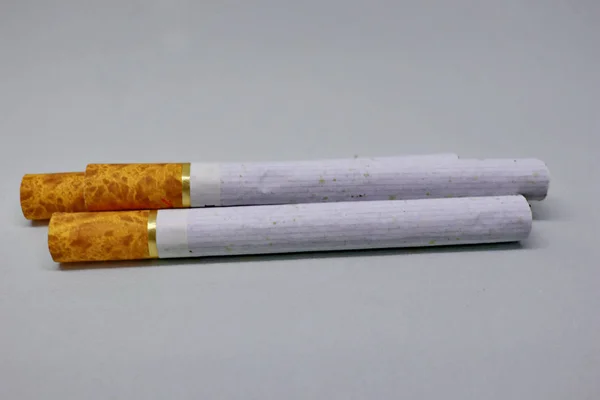 Szegfűszeg cigaretta fényképezett fehér háttér — Stock Fotó