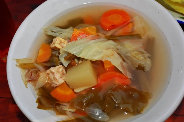 Sayur patřící je zeleninová polévka z jihovýchodní Asie.. — Stock fotografie