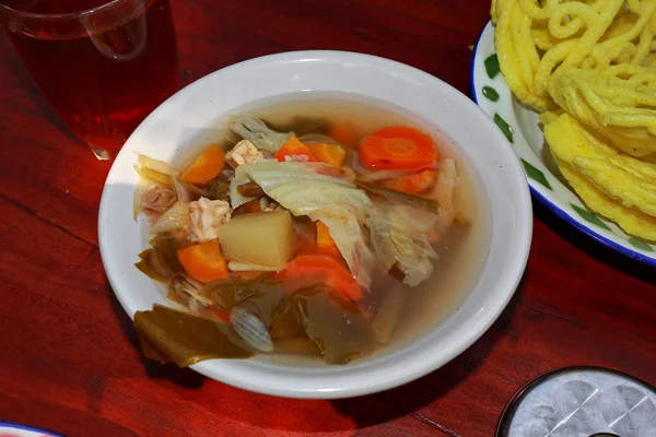 Sayur Asam is een Zuidoost-Aziatische groentesoep afkomstig uit Indonesië. — Stockfoto