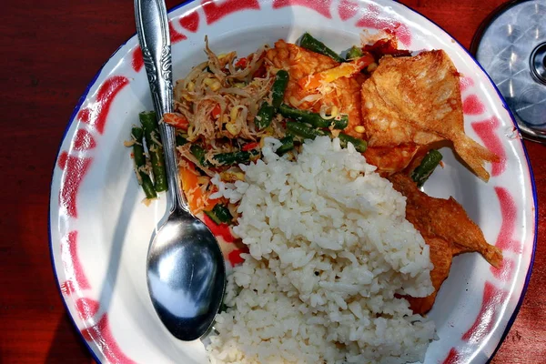 Sayur asam ist eine südostasiatische Gemüsesuppe aus Indonesien. — Stockfoto