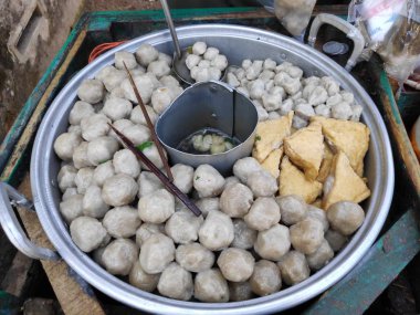 Bakso endonezya şehir ve köylerde hem en popüler sokak gıdalar biridir. Araba veya bisiklet ile seyahat sokak satıcıları, sık sık yerleşim alanları sık sık