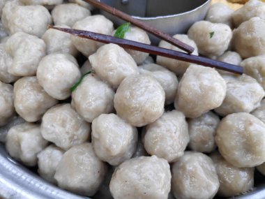 Bakso endonezya şehir ve köylerde hem en popüler sokak gıdalar biridir. Araba veya bisiklet ile seyahat sokak satıcıları, sık sık yerleşim alanları sık sık