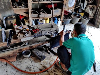eski arabalarda kırık radyatörleri temizlerken ve tamir ederken radyatör tamircisi. Bir araba atölyesinde, Pekalongan - Jawa Tengah - Endonezya, Haziran 1, 2019