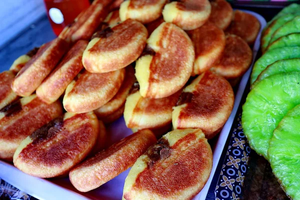 Verschiedene Arten traditioneller indonesischer Marktsnacks — Stockfoto