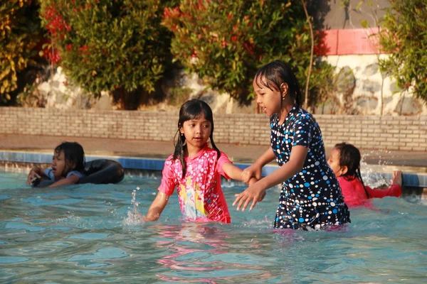 Crianças Brincam Água Alegremente Área Turística Uma Piscina Infantil Malang — Fotografia de Stock