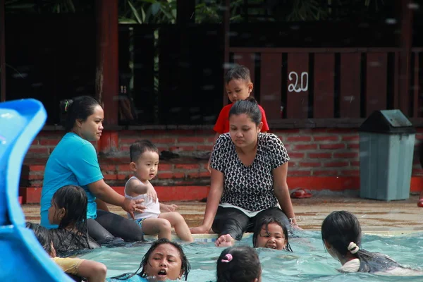 小さな子供たちは マラン 東ジャワ インドネシア 2019年6月26日の子供のプールの観光地で陽気に水を再生します — ストック写真