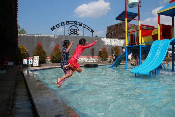 Kleine Kinderen Spelen Water Vrolijk Het Toeristisch Gebied Van Een — Stockfoto