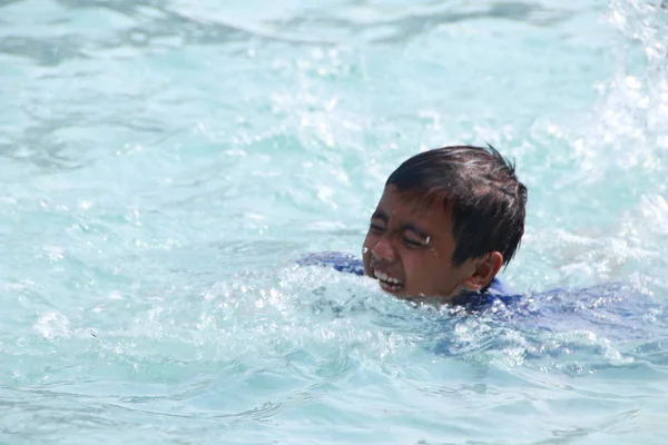Los Niños Pequeños Juegan Alegremente Agua Zona Turística Una Piscina —  Fotos de Stock