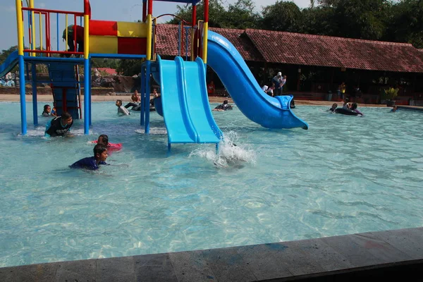 Little Kids Play Water Cheerfully Tourist Area Children Pool Malang — Stock Photo, Image